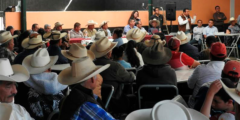 Entrega-Jesús-Hernández-Equipo-Mobiliario-Para-Asociación-Ganadera-De-Acuitzio