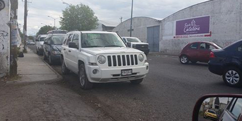 vehículos-invaden-calles-en-Morelia