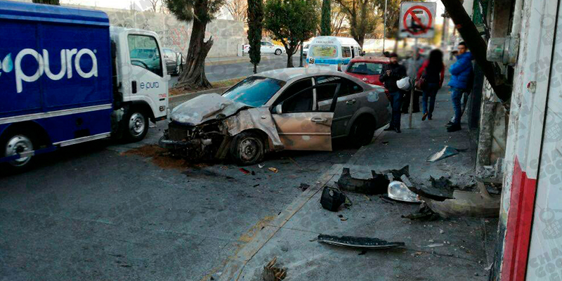 #Morelia-Auto-Se-Estrella-Contra-Un-Poste-De-Telefonía-Y-La-Cortina-De-Un-Negocio