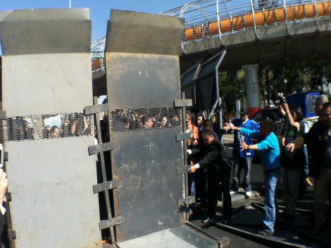 Encabeza Silvano Aureoles manifestación contra cerco en San Lázaro y derriban vallas