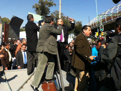 Encabeza Silvano Aureoles manifestación contra cerco en San Lázaro y derriban vallas