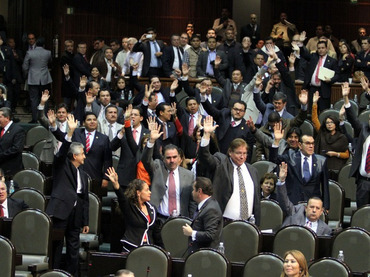 diputados federales votando congreso