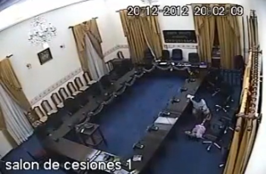 Captan a diputado boliviano abusando sexualmente de una mujer