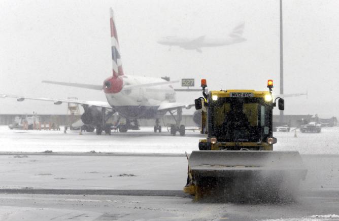 Cancelan cerca de 200 vuelos en Londres por nevadas