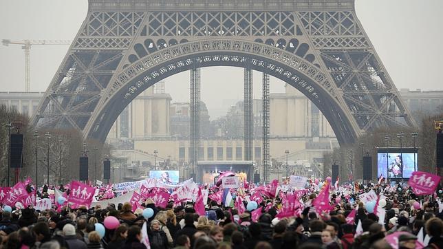 Se manifestan en París en contra del matrimonio homosexual