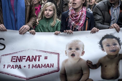 Se manifestan en París en contra del matrimonio homosexual