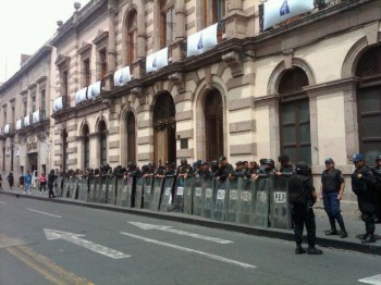 Congreso del Estado de Michoacán blindado por granaderos por manifestación