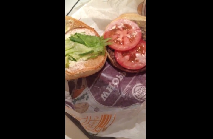 VIDEO: Encuentra gusano vivo en hamburguesa de Burger King