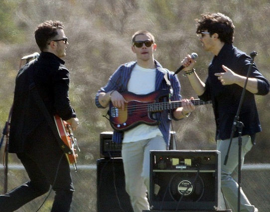 Filtran nuevo video de los Jonas Brothers, ‘Pom Poms’