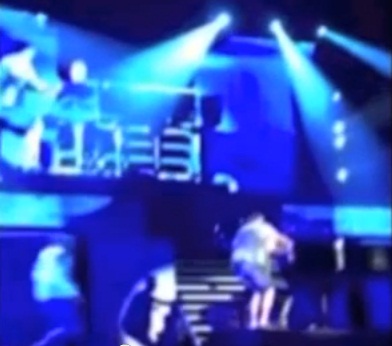 VIDEO: Fan ataca a Justin Bieber en pleno escenario