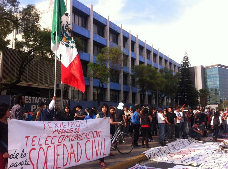 Convocan a manifestación pacífica con #OcupaTelevisa, fuerza pública acordona la zona