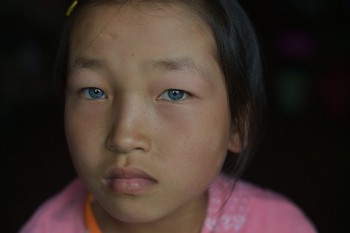 niña china ojos azules