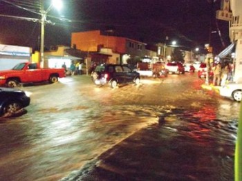 Madero Pte: La fuerte corriente en Plaza de los Martíres se andaba llevando algunos carros e incluso arrastrando personas que buscaban cruzar las calles Foto: Juan Carlos Calderón