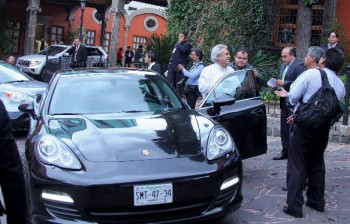 Chon Orihuela presumiendo su Porsche Panamera