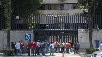 Faliliares de los comuneros de Aquila afuera de la SEIDO 7 Foto Cuartoscuro