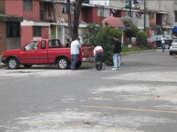 Los agresores emprendiendo la huída