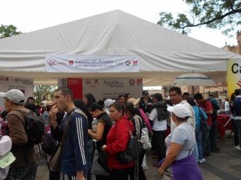 Los maestros de la CNTE  pasan indolentes ante el Centro de Acopio de la plaza Ocampo  