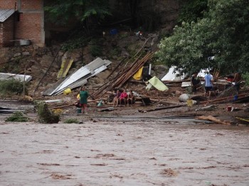 Inundaciones en Huetámo / Vía FB Apatzingán