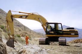 Transportan ataud en excavadora