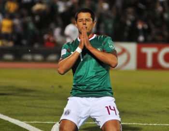 chicharito hernandez rezando tri