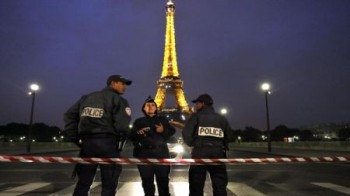 Torre Eiffel evacuación policía