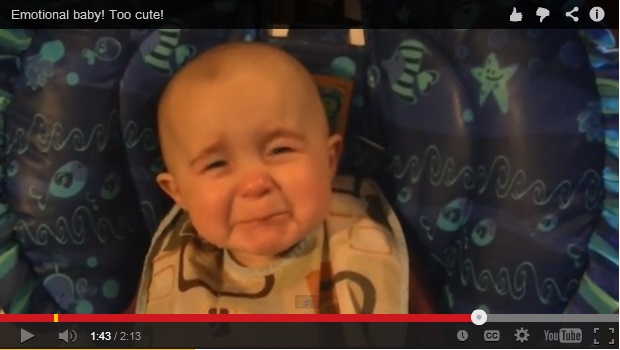 bebé se emociona al escuchar cantar a su madre