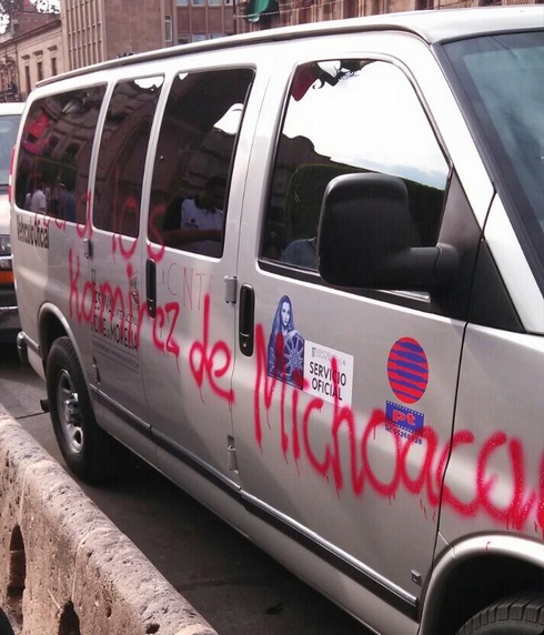 camioneta grafiteada del FICM por la CNTE Morelia