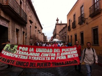 maestros CNTE marchan en la inauguración del FICM Morelia Michoacán