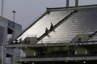 Mujer intenta suicidarse en pleno partido Raiders vs Titans