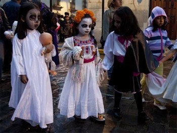 niños disfrazados pidiendo calaverita