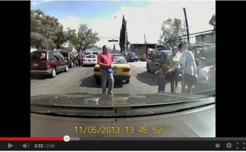 video taxista golpea a mujeres