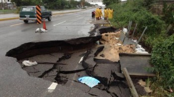 desastre en carretera por lluvias