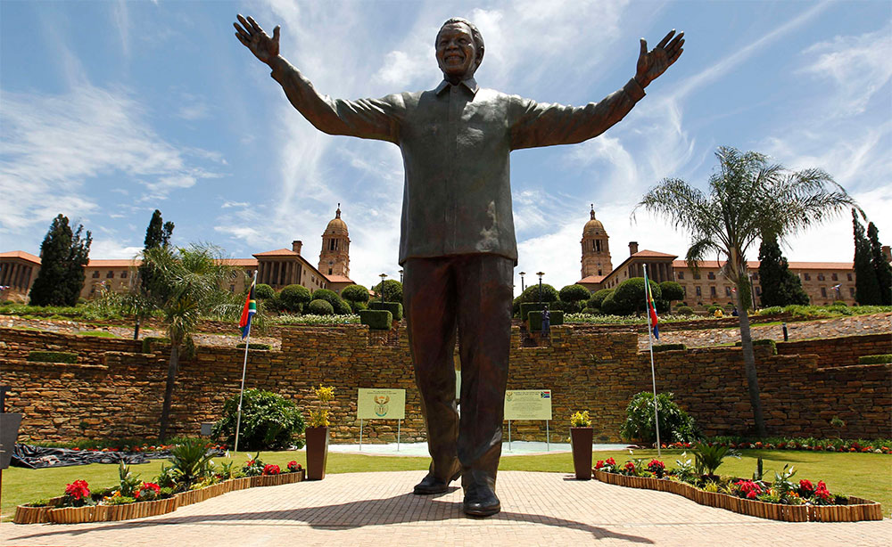 estatua gigante de Nelson Mandela