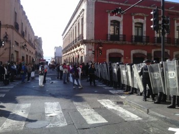 granaderos vs manifestantes Congreso del Estado Morelia