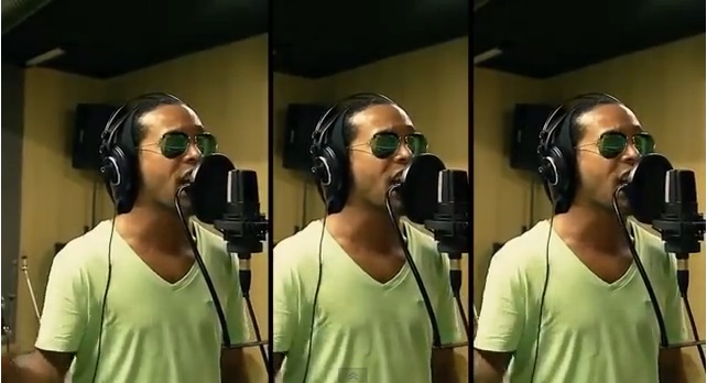 Ronaldinho cantando