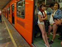 Sin pantalones ni faldas FlashMob en el metro de la ciudad de México  2014