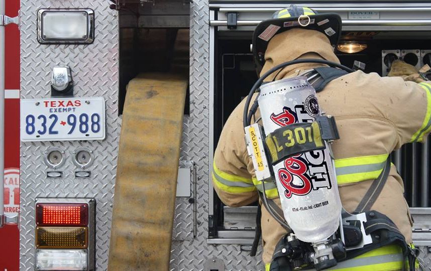 bombero apaga el fuego con cerveza