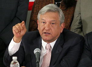 lópez obrador señalando