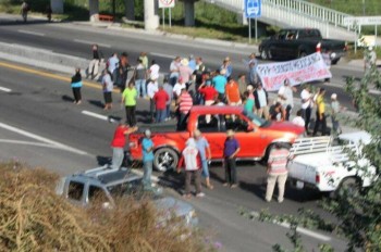 manifestantes bloqueo Apatzingán-Cuatro Caminos Michoacán