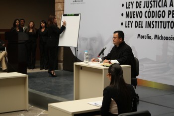 El juez Alonso Mejía durante un acto de capacitación del nuevo sistema de justicia penal