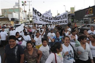 La marcha a favor del Chapo, mucho más numerosa