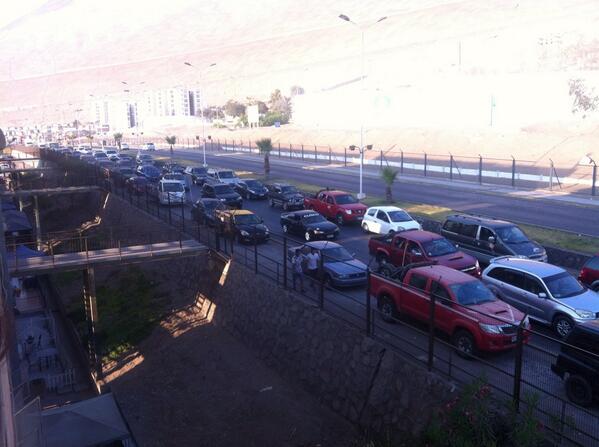 personas en coche evacuando por tsunami en Chile