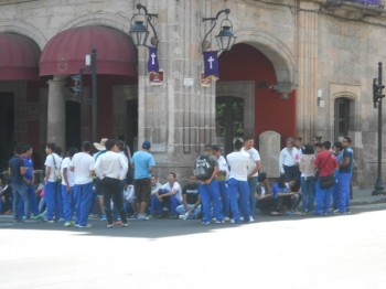 normalistas bloqueando la Madero 2