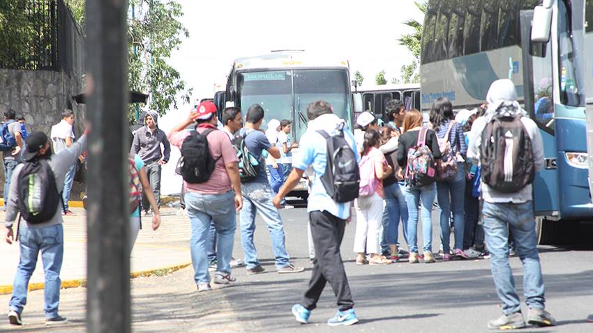 Casa de Gobierno bloqueada por normalistas Morelia