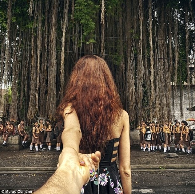 Se viraliza serie de fotógrafo que capta a su novia llevándolo de la mano por todo el mundo