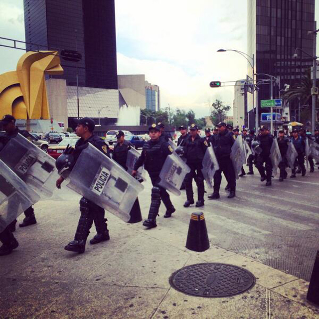 presencia granaderos en marcha del #EPNvsInternet