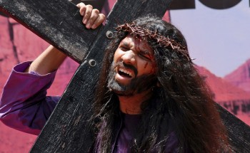 FIELES CELEBRAN LA SEMANA SANTA EN BOMBAY