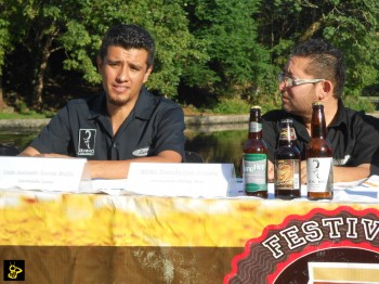 Luis Lucas e Efrén Hernández  expositores Demonio y Rising Hop cerveza artesanal michoacana