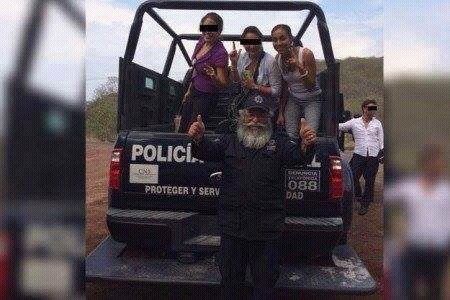 Papá Pitufo uniforme foto con mujeres patrulla Estanislao Beltrán