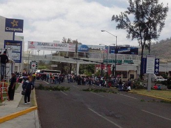 bloqueo normalistas en Camelinas y Enrique Ramírez 2